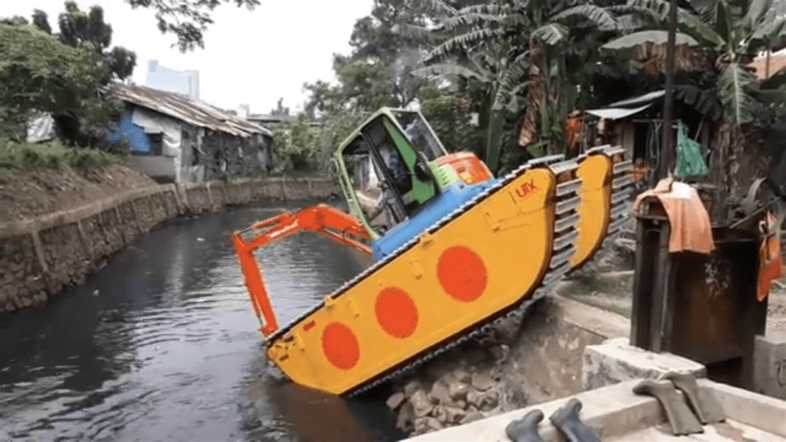 Dodgy entrance for mini amphibious excavator