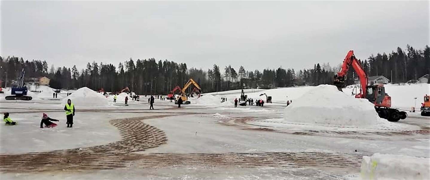 Finns hold snow sculpting competition with machines