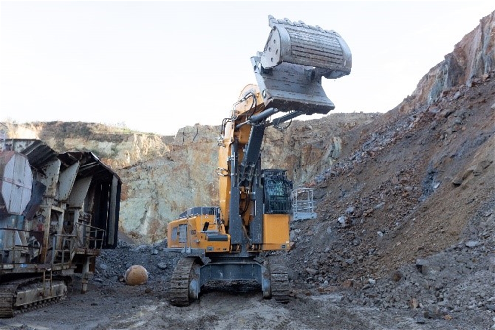 France's first Liebherr R 980 with bottom dump shovel