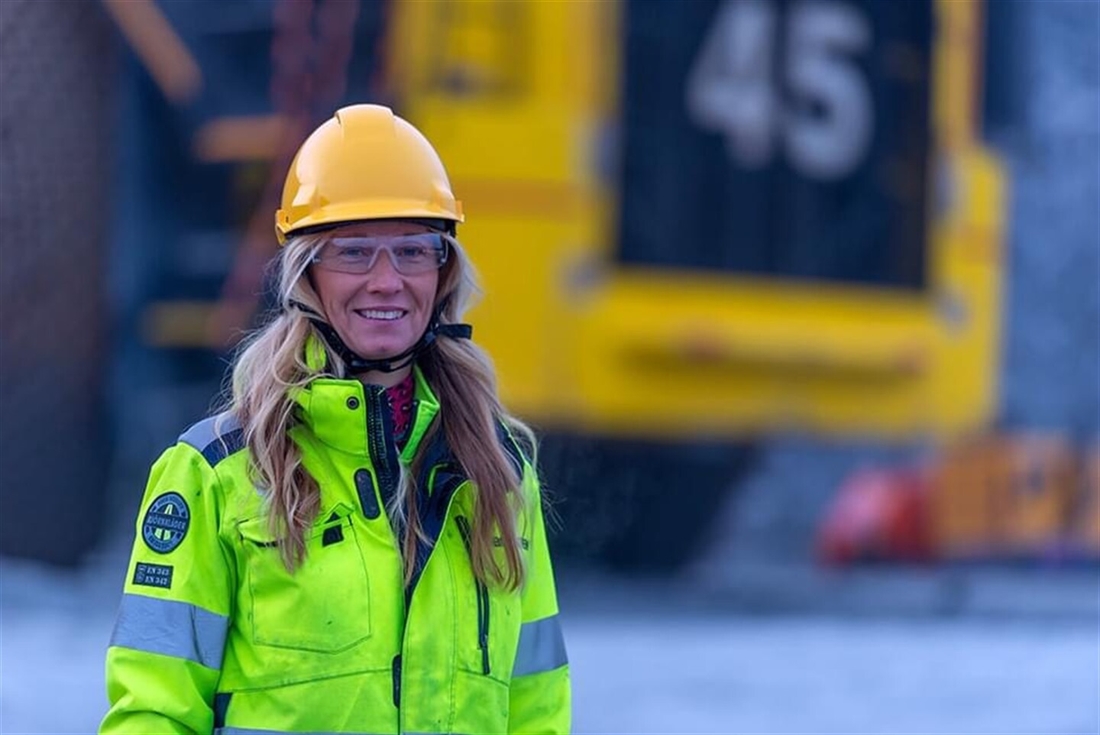 Girl Power on the Worlds Largest Wheeled Loader (Digger Man Blog on Holiday, Post Re-Visits)