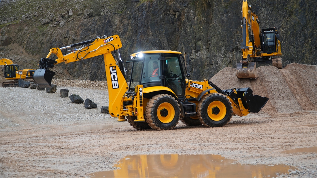 Ollie Gets Hands on with the Latest JCB Backhoe Loaders